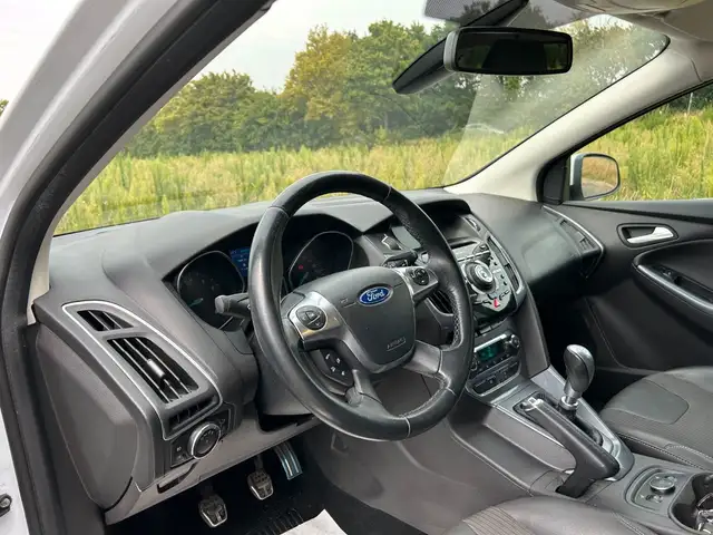 Ford Focus view 12
