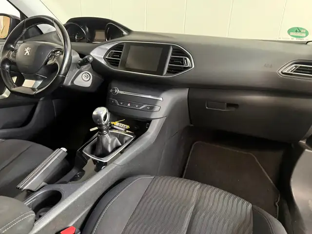 Peugeot 308 view 3