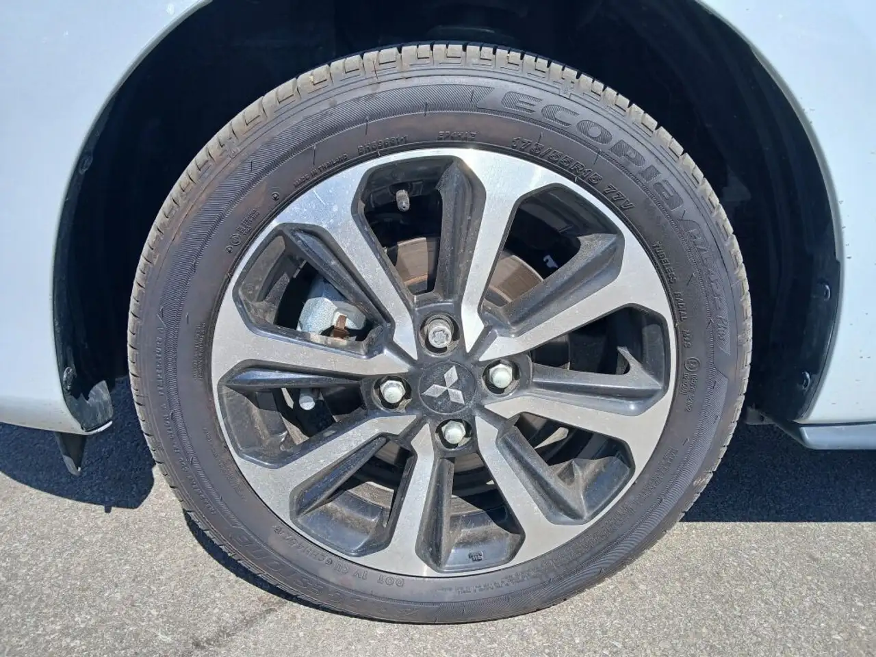 Mitsubishi Mirage снимка Mitsubishi Mirage