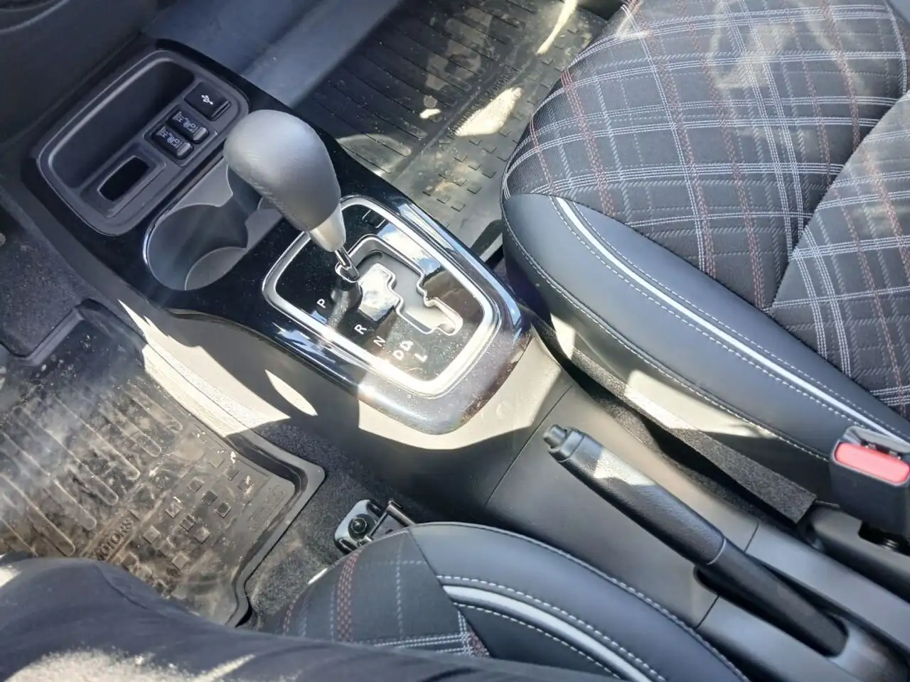 Mitsubishi Mirage снимка Mitsubishi Mirage