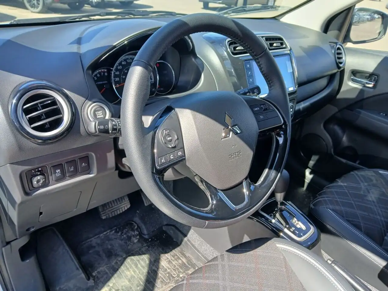 Mitsubishi Mirage снимка Mitsubishi Mirage