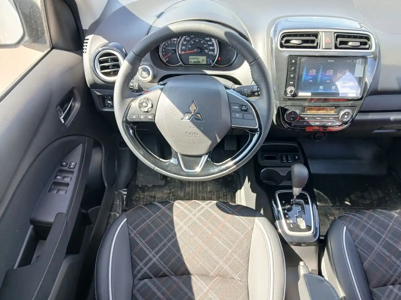 Mitsubishi Mirage снимка Mitsubishi Mirage