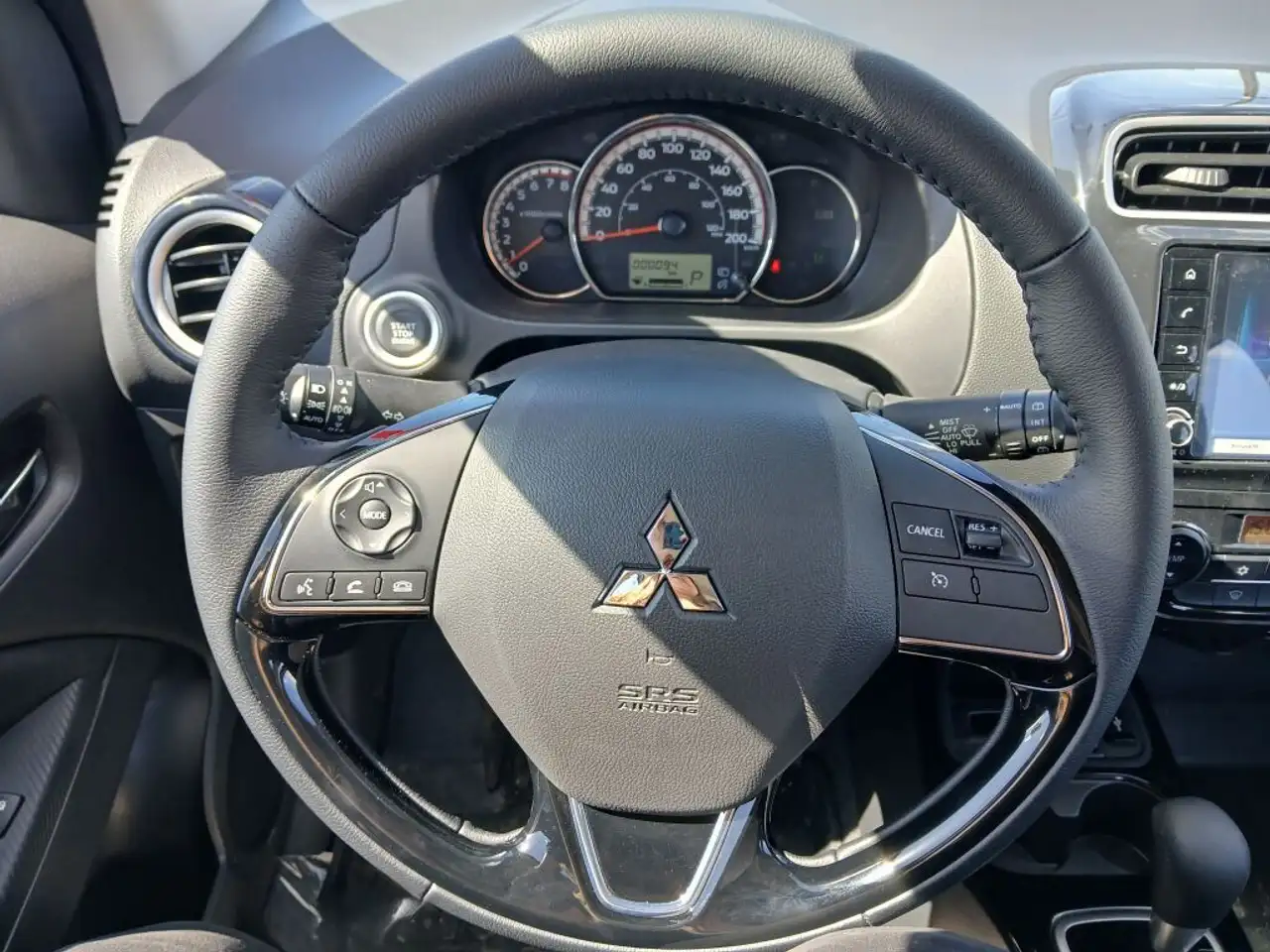 Mitsubishi Mirage снимка Mitsubishi Mirage