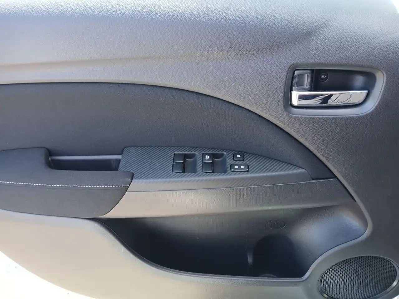 Mitsubishi Mirage снимка Mitsubishi Mirage