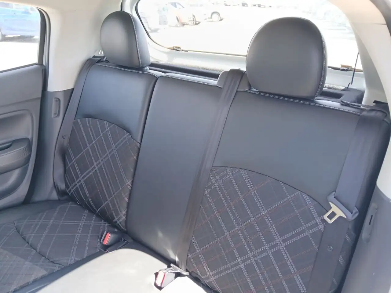 Mitsubishi Mirage снимка Mitsubishi Mirage