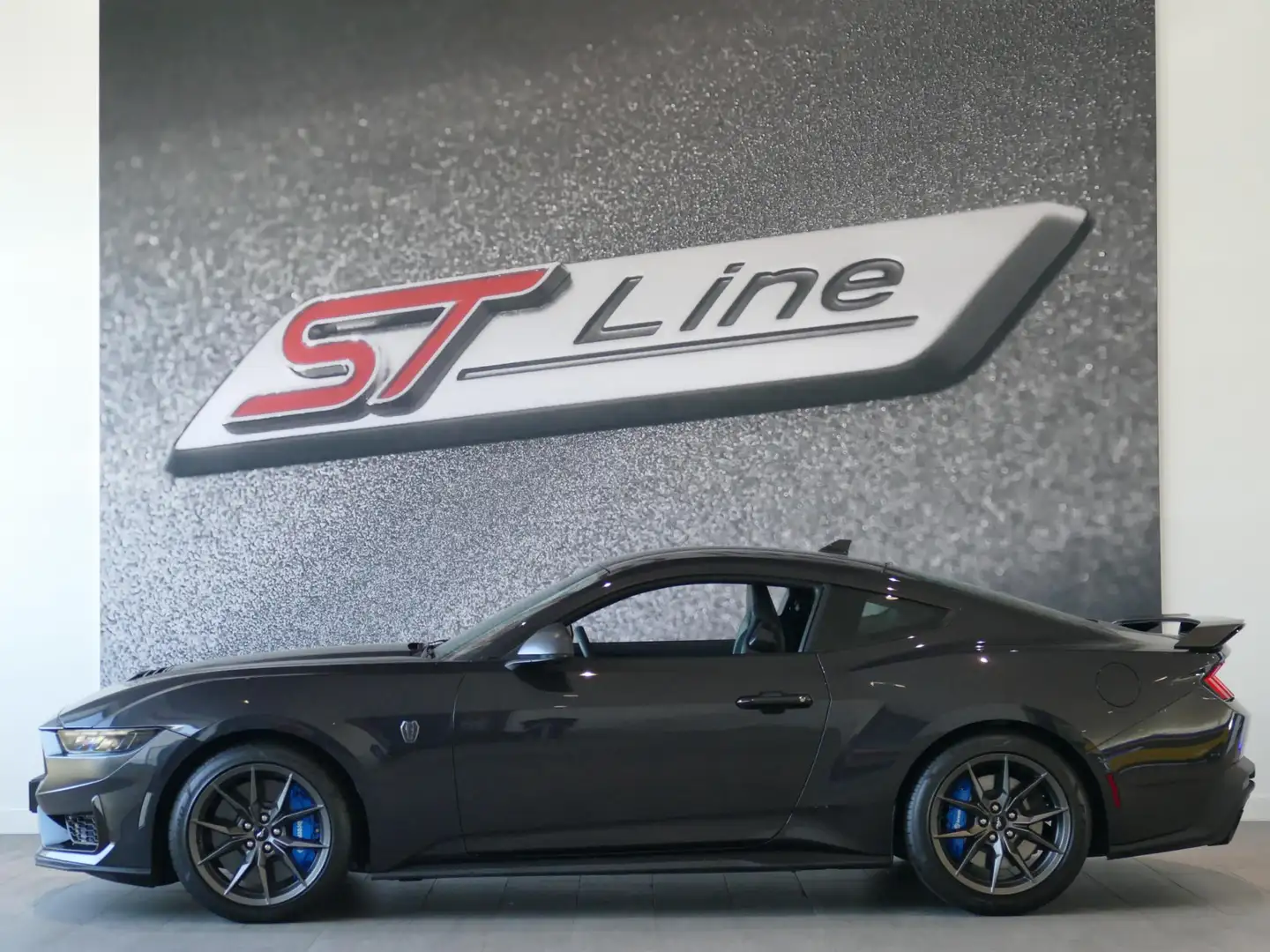 Ford Mustang Fastback 5.0 V8 Dark Horse Grijs - 2