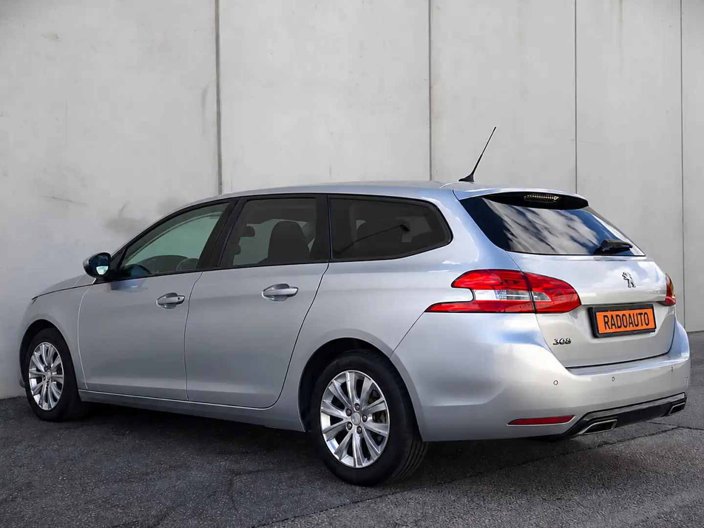 Peugeot 308 SW 1.6 BlueHDI Active**NAVI**TEMPOMAT**PDC**MUL... Silber - 2