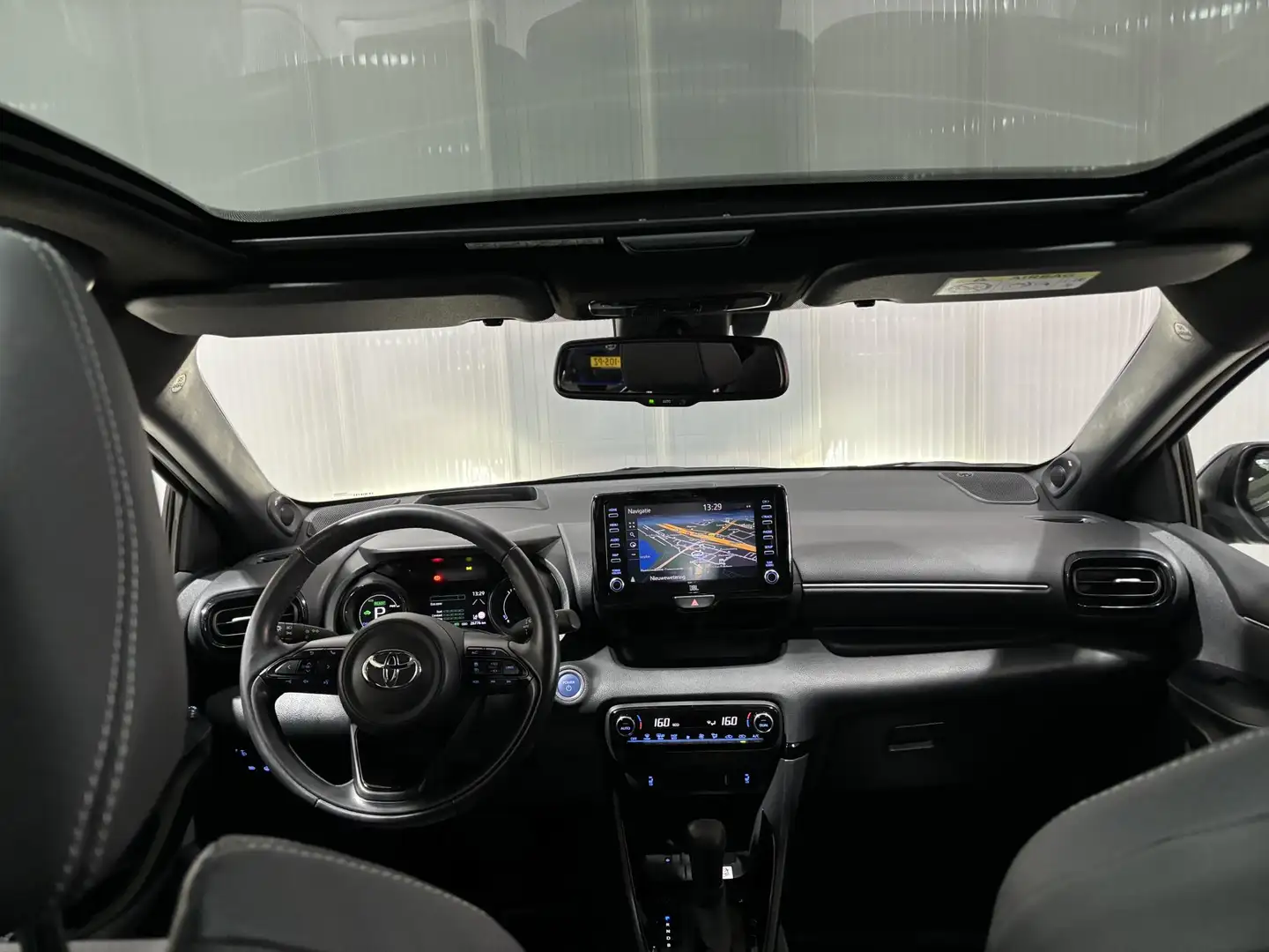 Toyota Yaris 1.5 Hybrid Executive | Premium Pack | Panoramadak Groen - 2