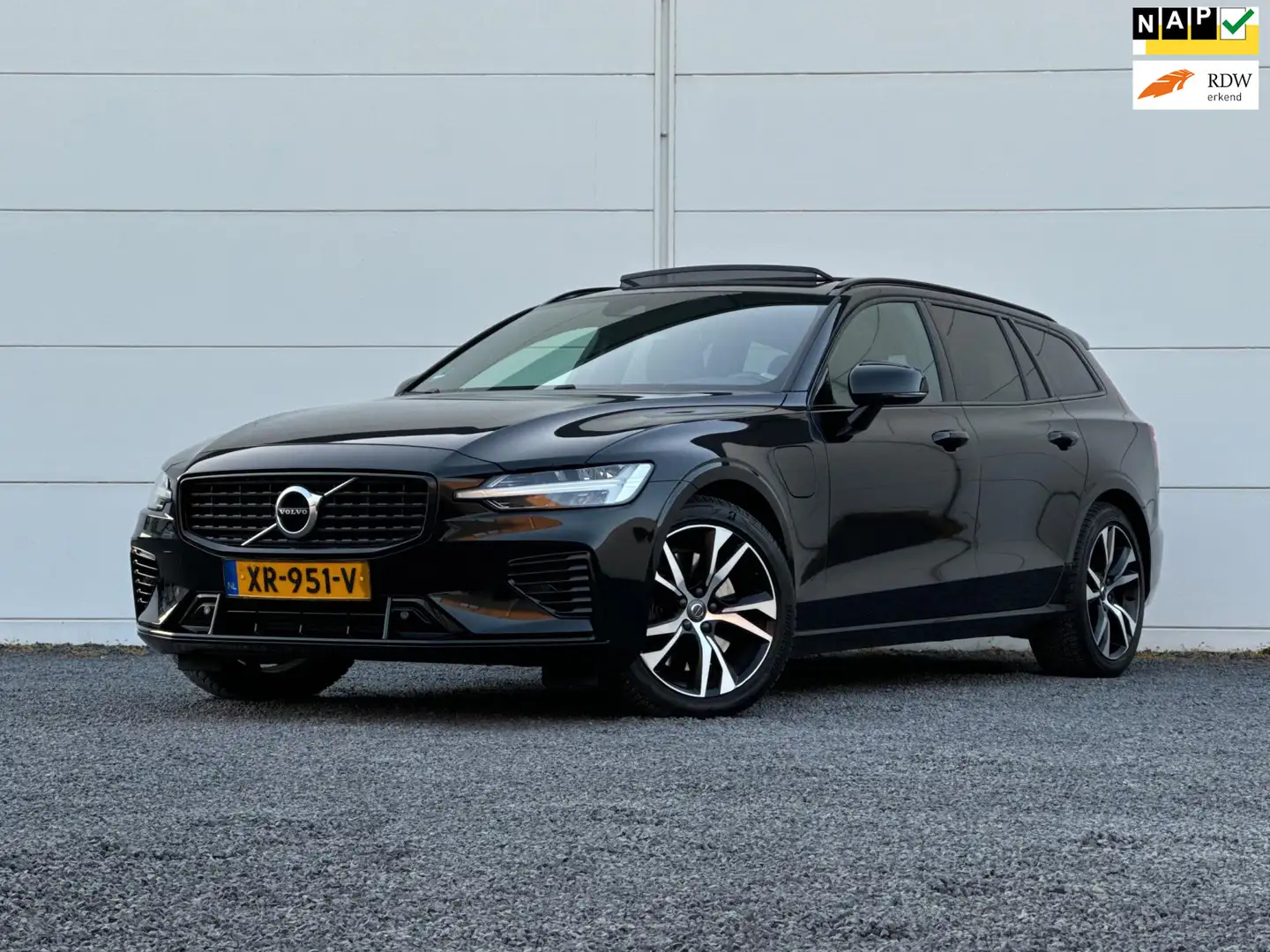 Volvo V60 2.0 T8 Twin Engine AWD R-Design Org NL Pano HK Cam Zwart - 1