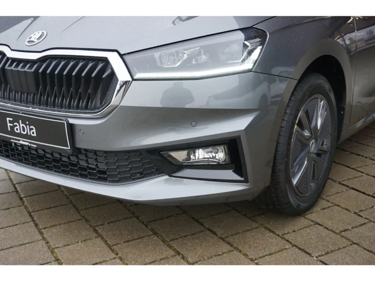 Skoda Fabia 1.0 TSI Tour DSG ACC Climatr. Winter LM DAB 16''LM Grau - 2