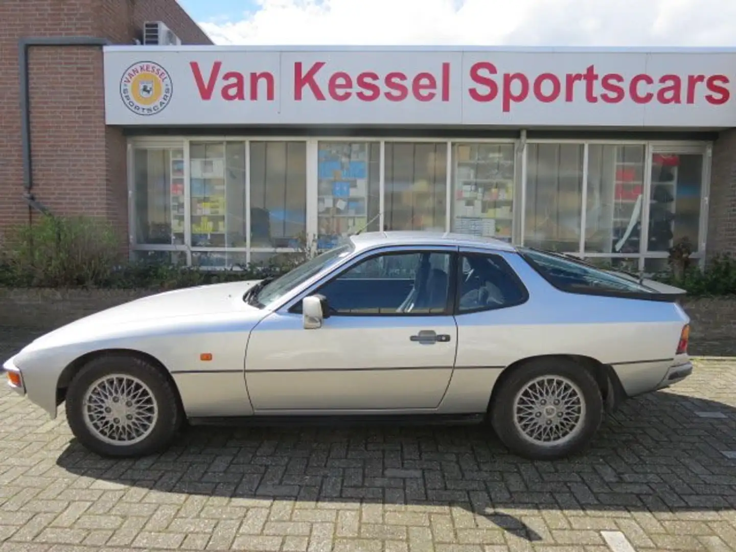 Porsche 924 Turbo Gümüş rengi - 1