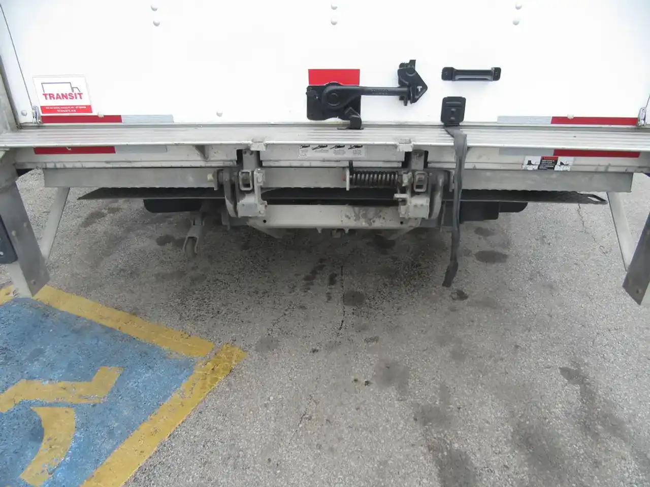 Ford E-450 снимка Ford E-450