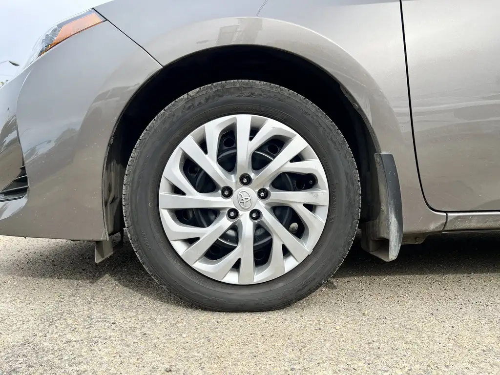 2019 Toyota Corolla Sedan LE | Rear Cam | Heated Seats | Keyless Entry — photo 3