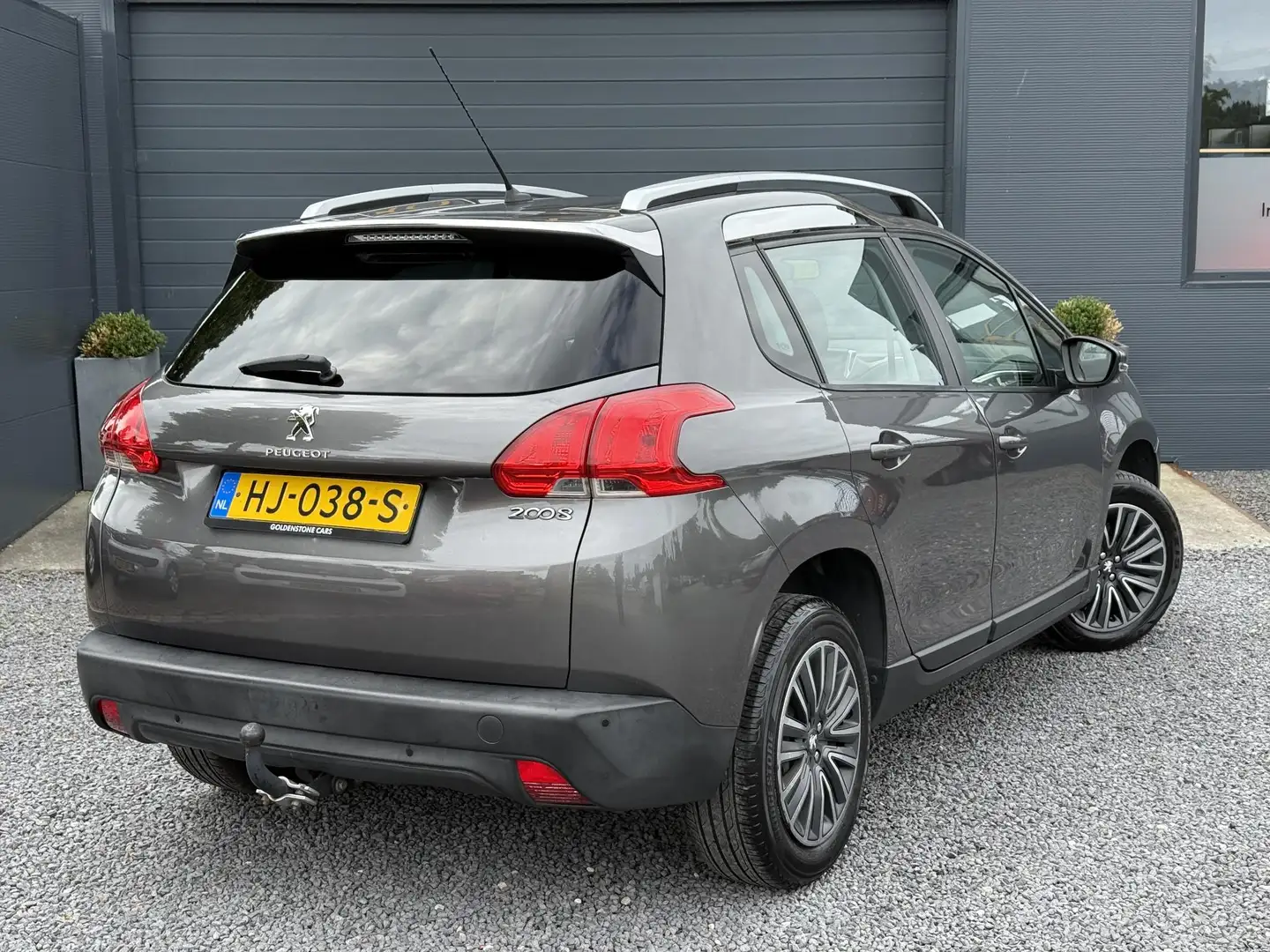 Peugeot 2008 1.2 PureTech Active Pano,110pk,Navi,Trekhaak,Clima Szary - 2