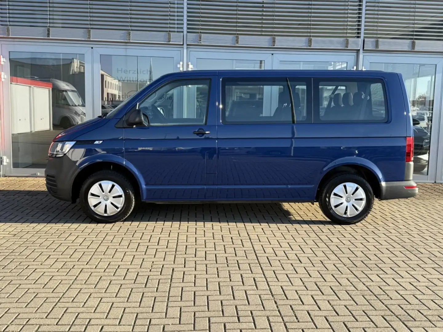 Volkswagen T6.1 Kombi 2.0 TDI 5-Gang 9 Sitze, DAB, Klima Fenster el. Blau - 2