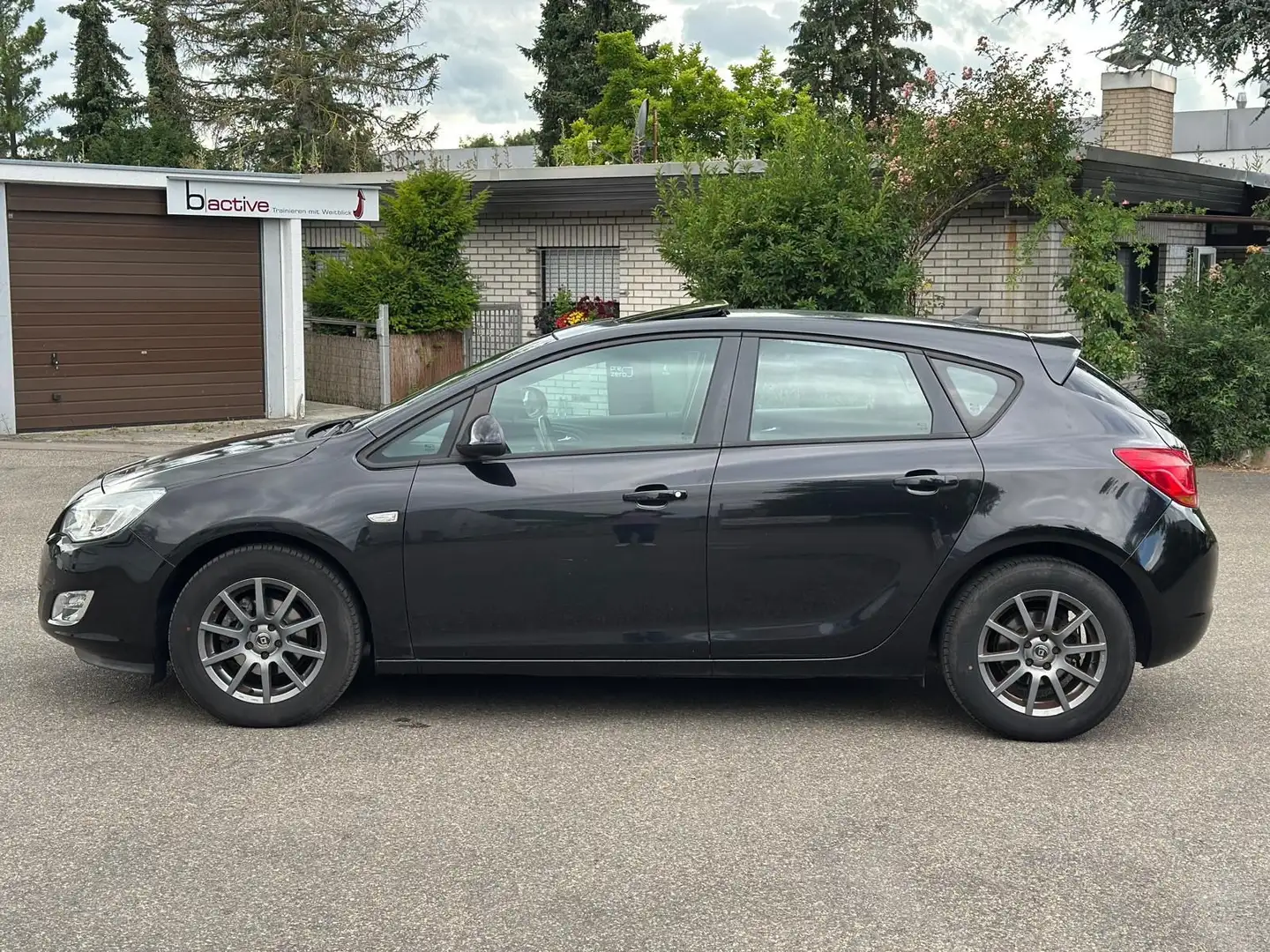 Opel Astra J Lim. Edition 1.6 Klima SHZ Navi PDC Tüv Neu Schwarz - 2