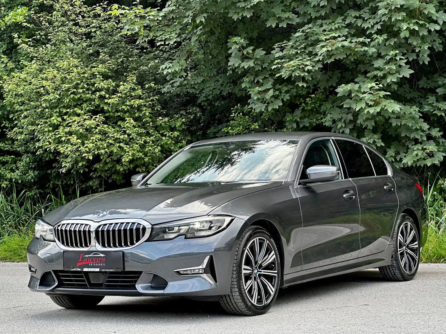 BMW 320 320 d xDrive Luxury Line 1 Hand*LED*LEDER*NAVI* Grau - 1