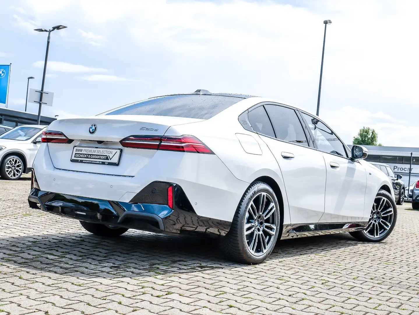 BMW 520 d Limousine M Sport AHK Pano Standheiz. DA+ H/K PA Bianco - 2