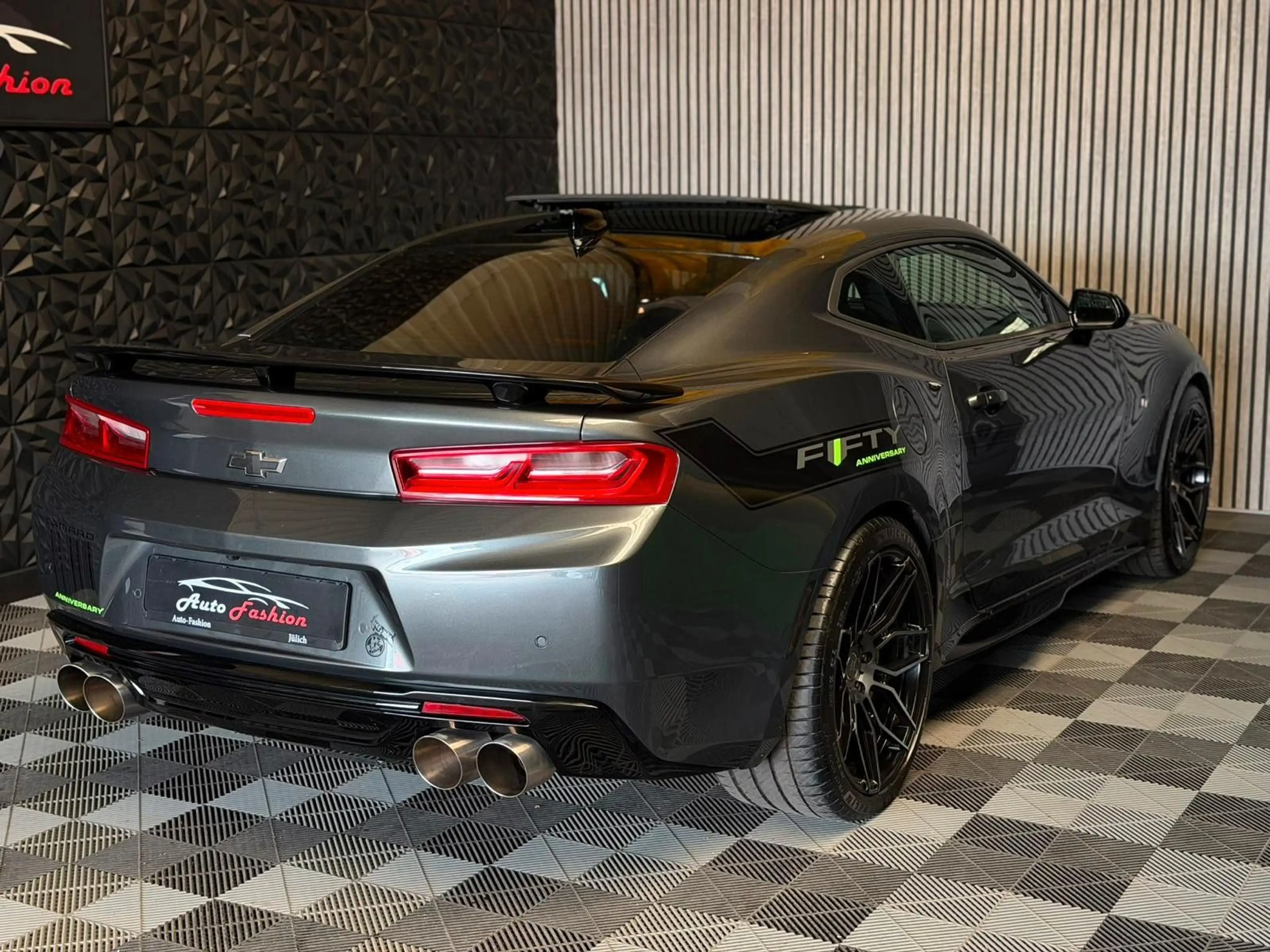 Chevrolet Camaro Coupé V8 50th Anniversary Edition — photo 12