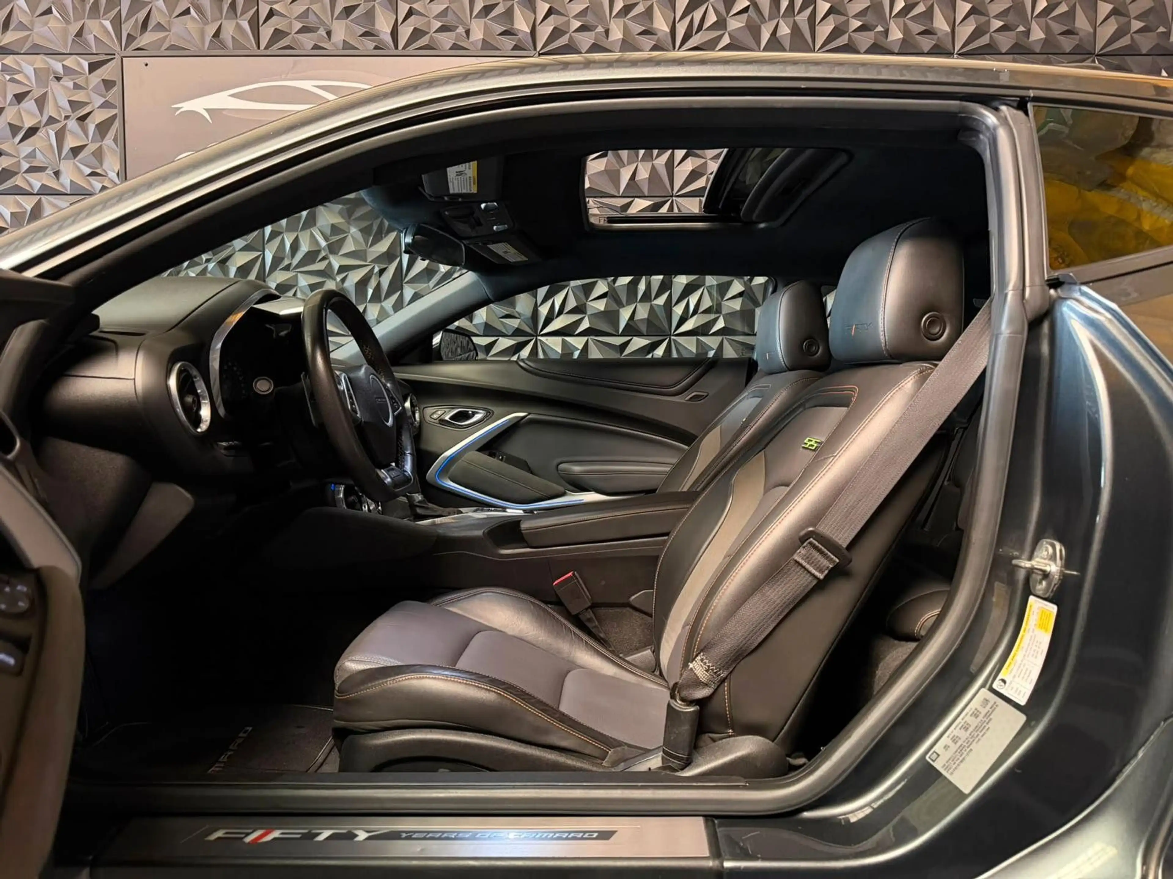 Chevrolet Camaro Coupé V8 50th Anniversary Edition — photo 6