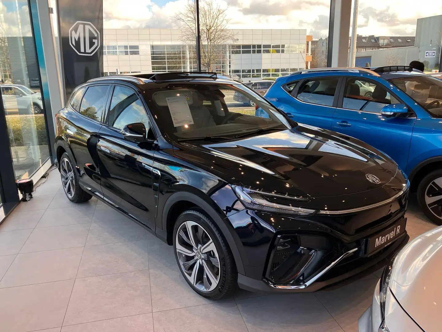 MG Marvel R 70 kWh Luxury Schwarz - 2