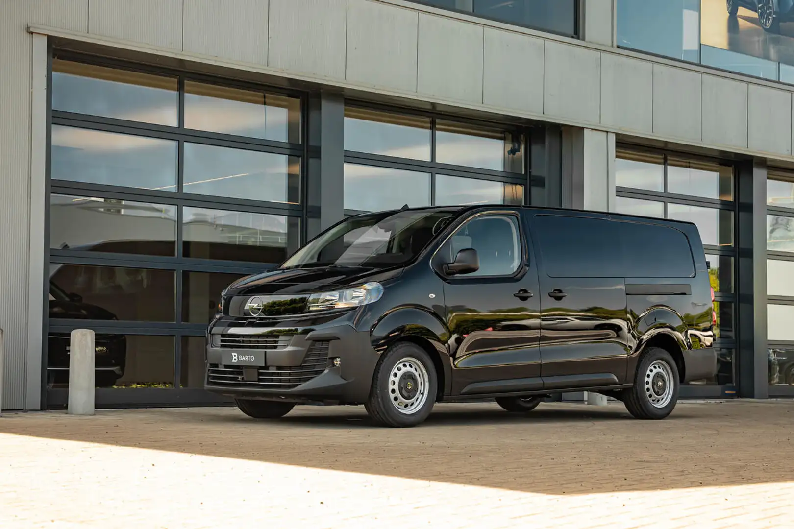 Opel Vivaro 145 PK AT | Luxury Pack | Camera | Navi | Leder... Zwart - 2