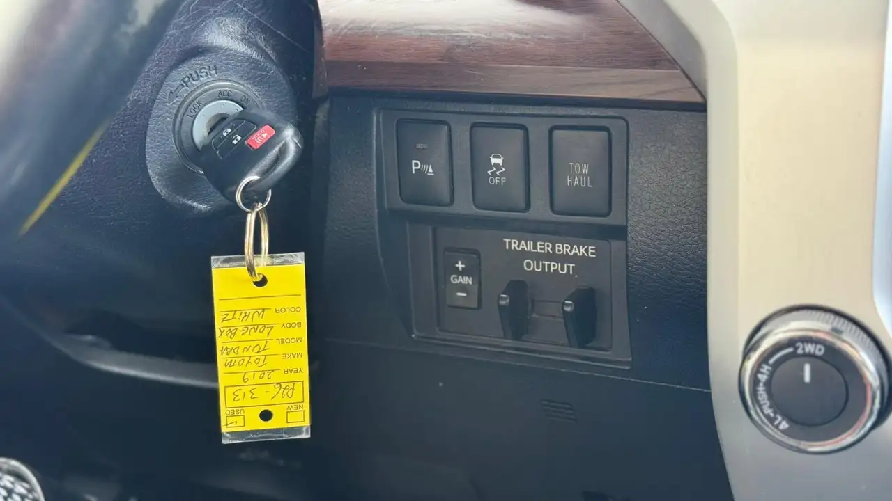Toyota Tundra снимка Toyota Tundra