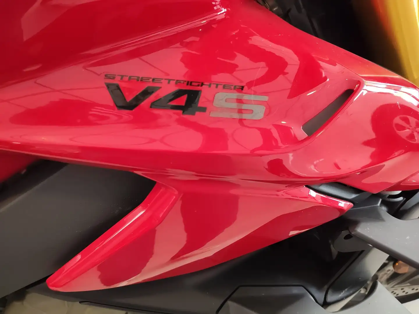Ducati Streetfighter V4 S Rosso - 2