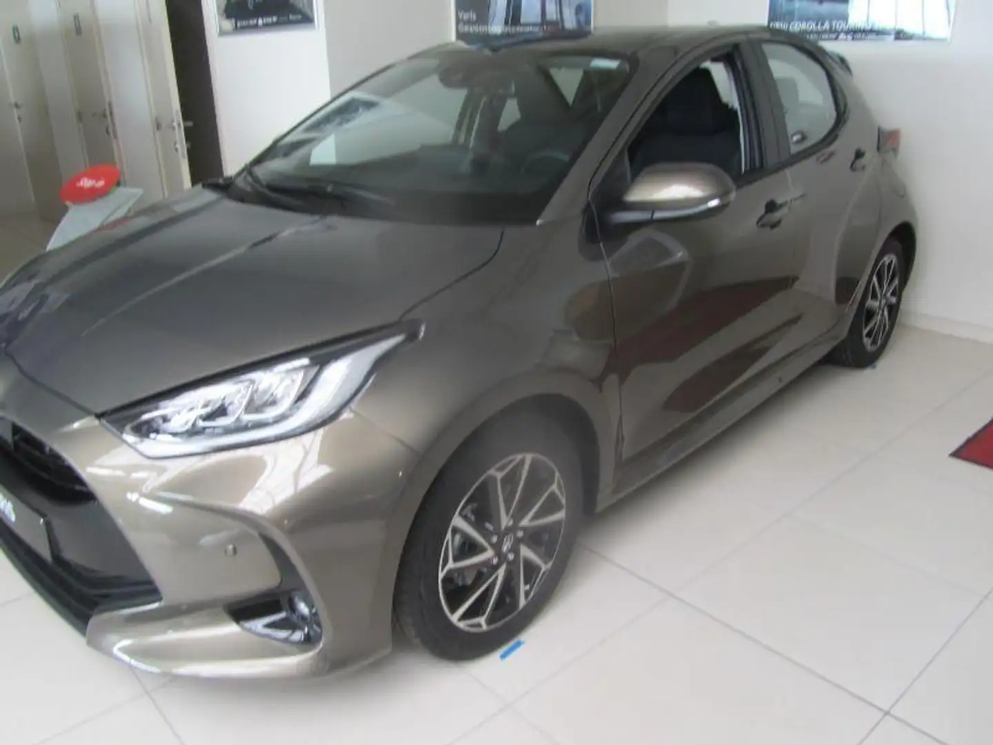 Toyota Yaris Iconic Bronze - 2