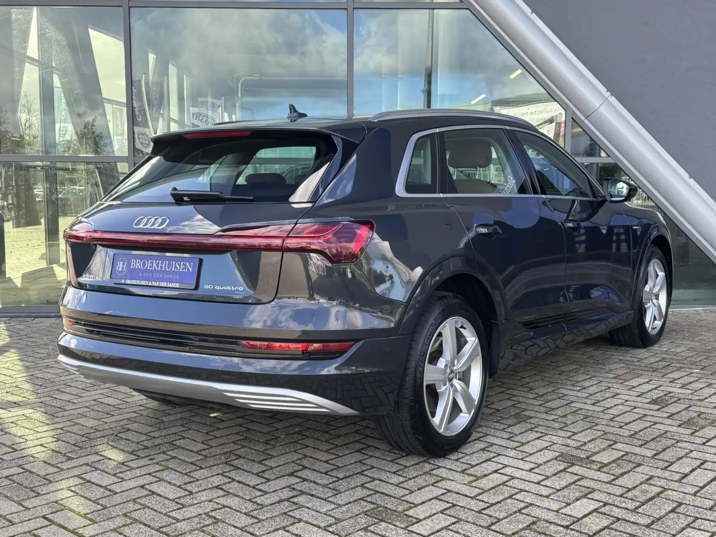 Audi e-tron E-tron 50 quattro Launch edition 71 kWh NL AUTO Grau - 2
