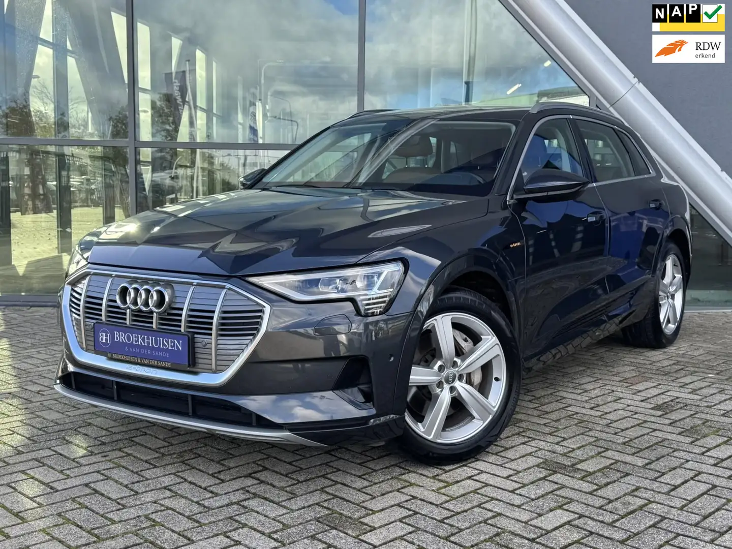 Audi e-tron E-tron 50 quattro Launch edition 71 kWh NL AUTO Grau - 1