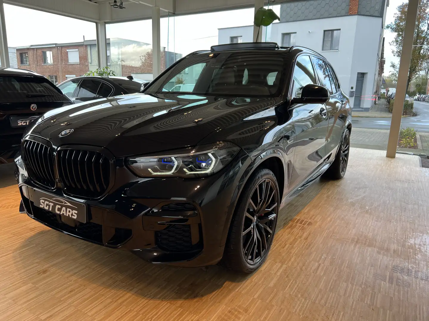 BMW X5 45e xDrive Pano-Head-up-Laser-360-ComfortSeats-ACC Zwart - 2
