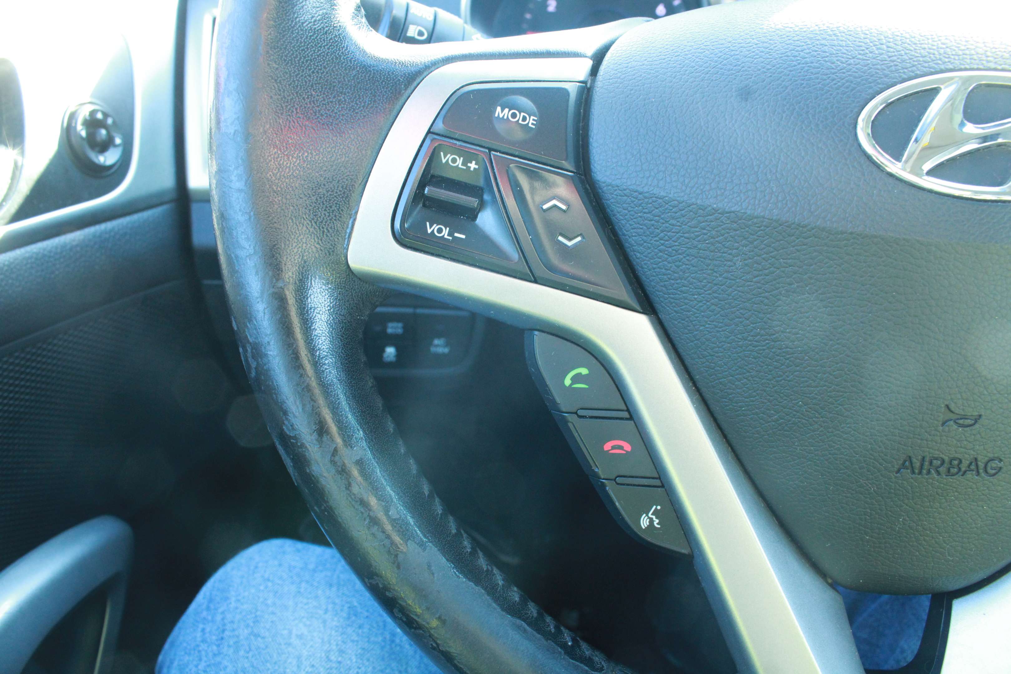2013 Hyundai Veloster w-Tech - Image 16