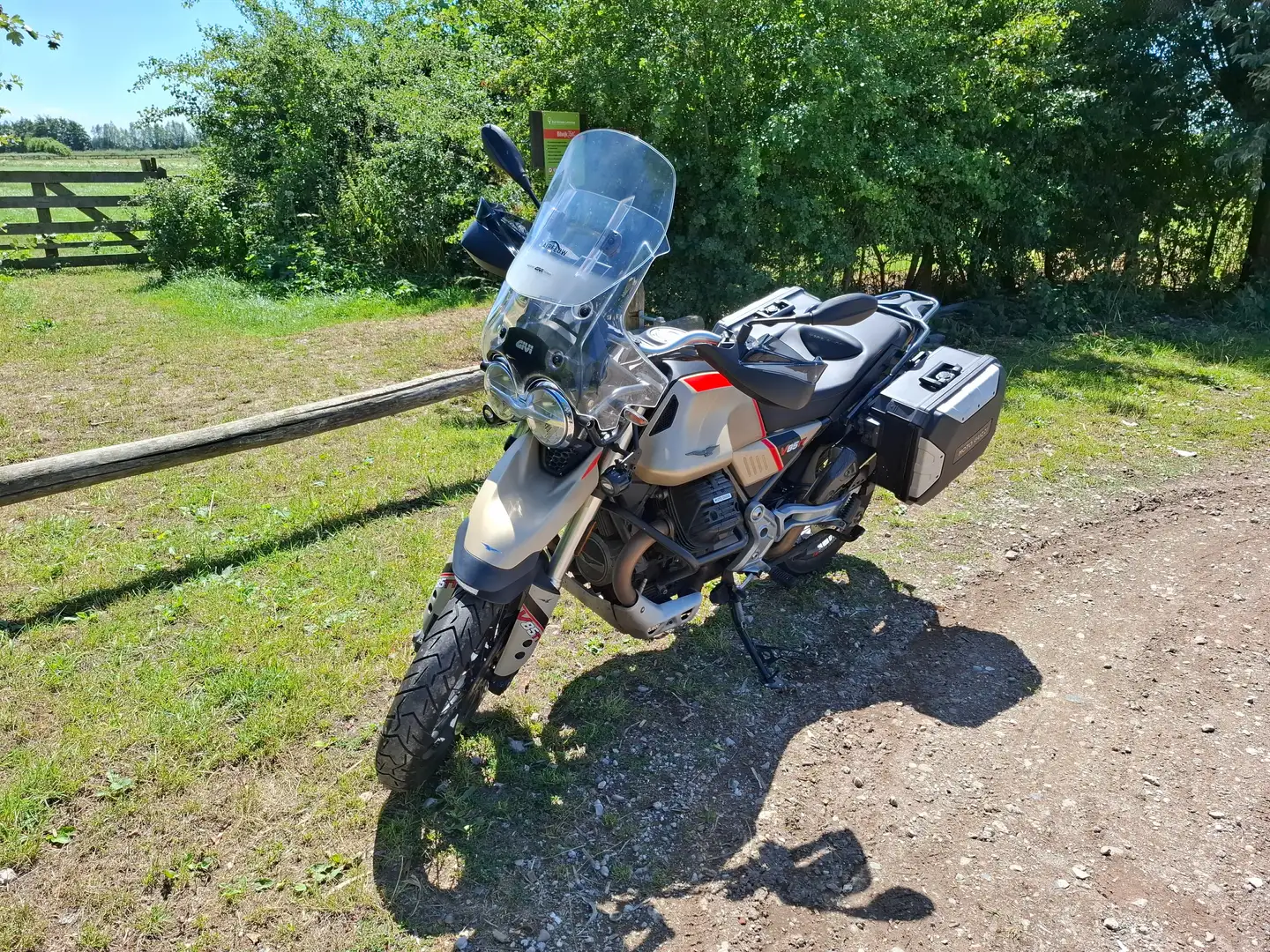 Moto Guzzi V 85 TT Бежевий - 2