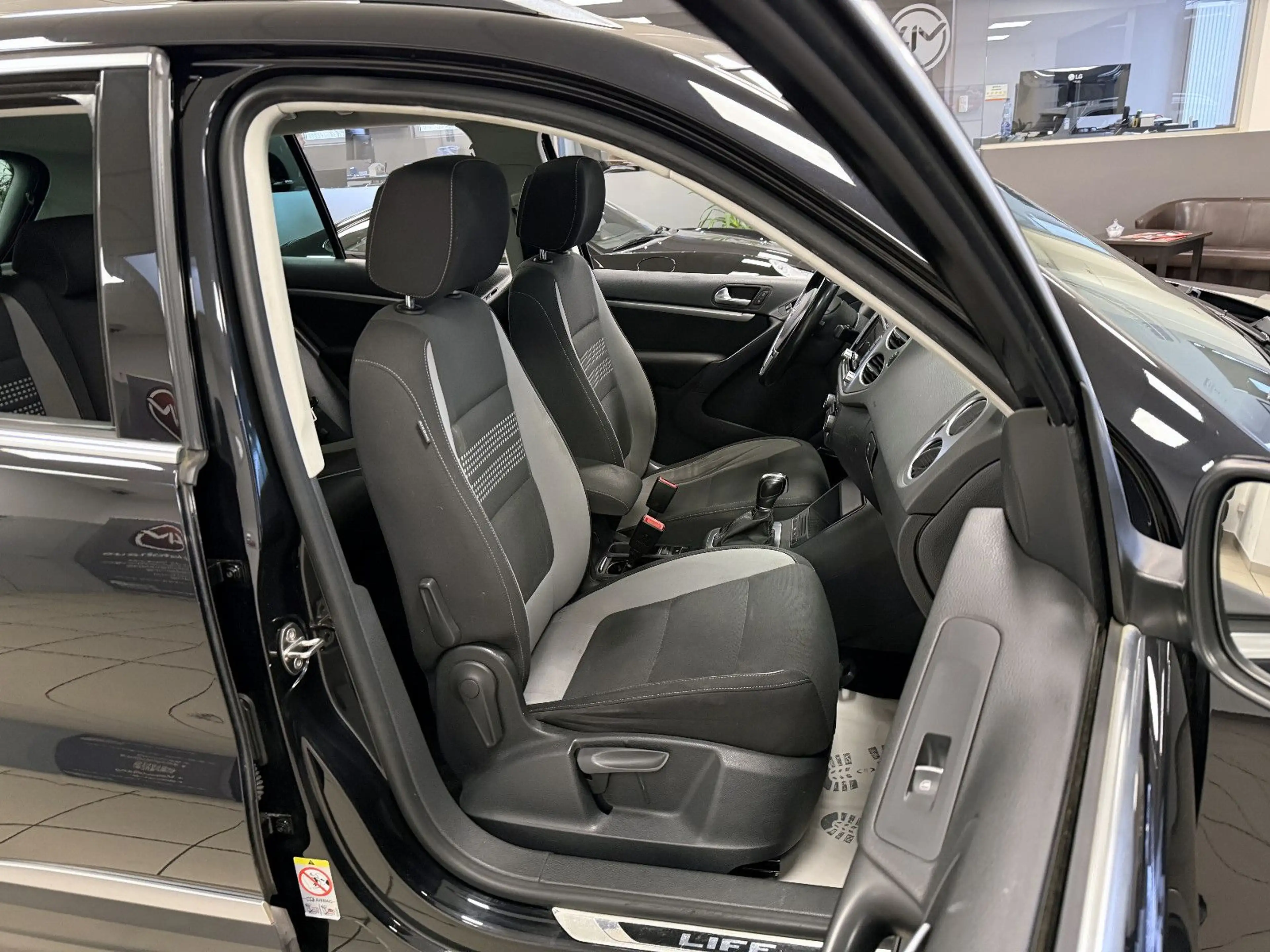 Volkswagen Tiguan 2,0 TSI 4Motion *Life*PanSD*Navi*DYNAUDIO — photo 15