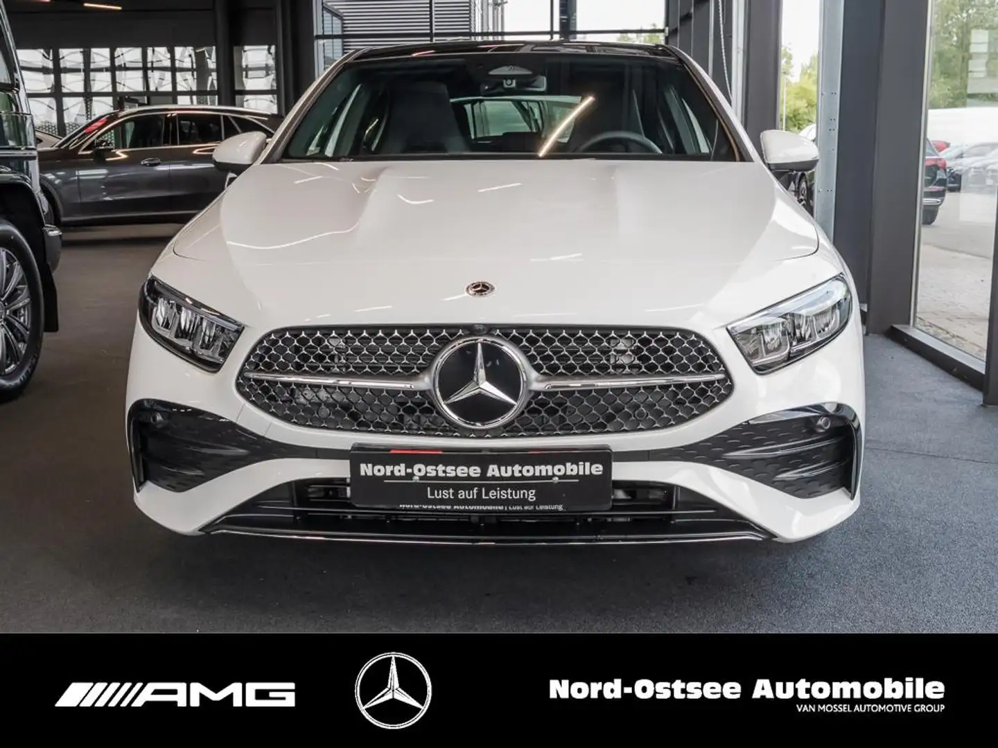 Mercedes-Benz A 200 AMG PANO WINTER-PAKET DISTRONIC KEYLESS Weiß - 2