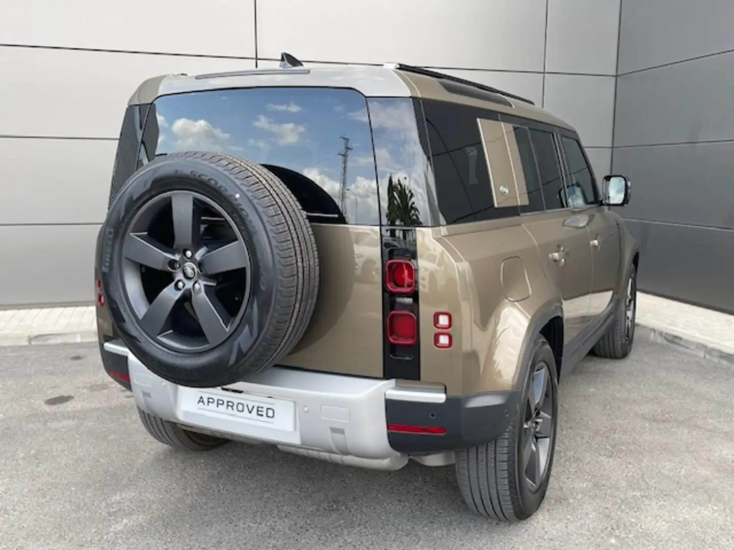 Land Rover Defender 110 3.0D l6 MHEV SE AWD Aut. 250 Beige - 2