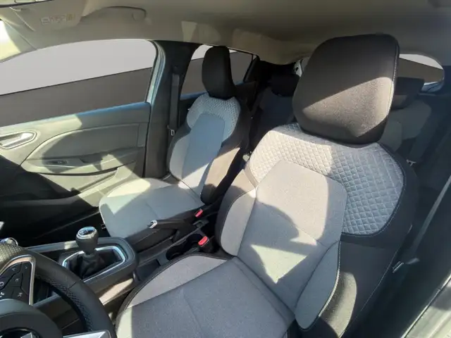 Mitsubishi Colt view 9