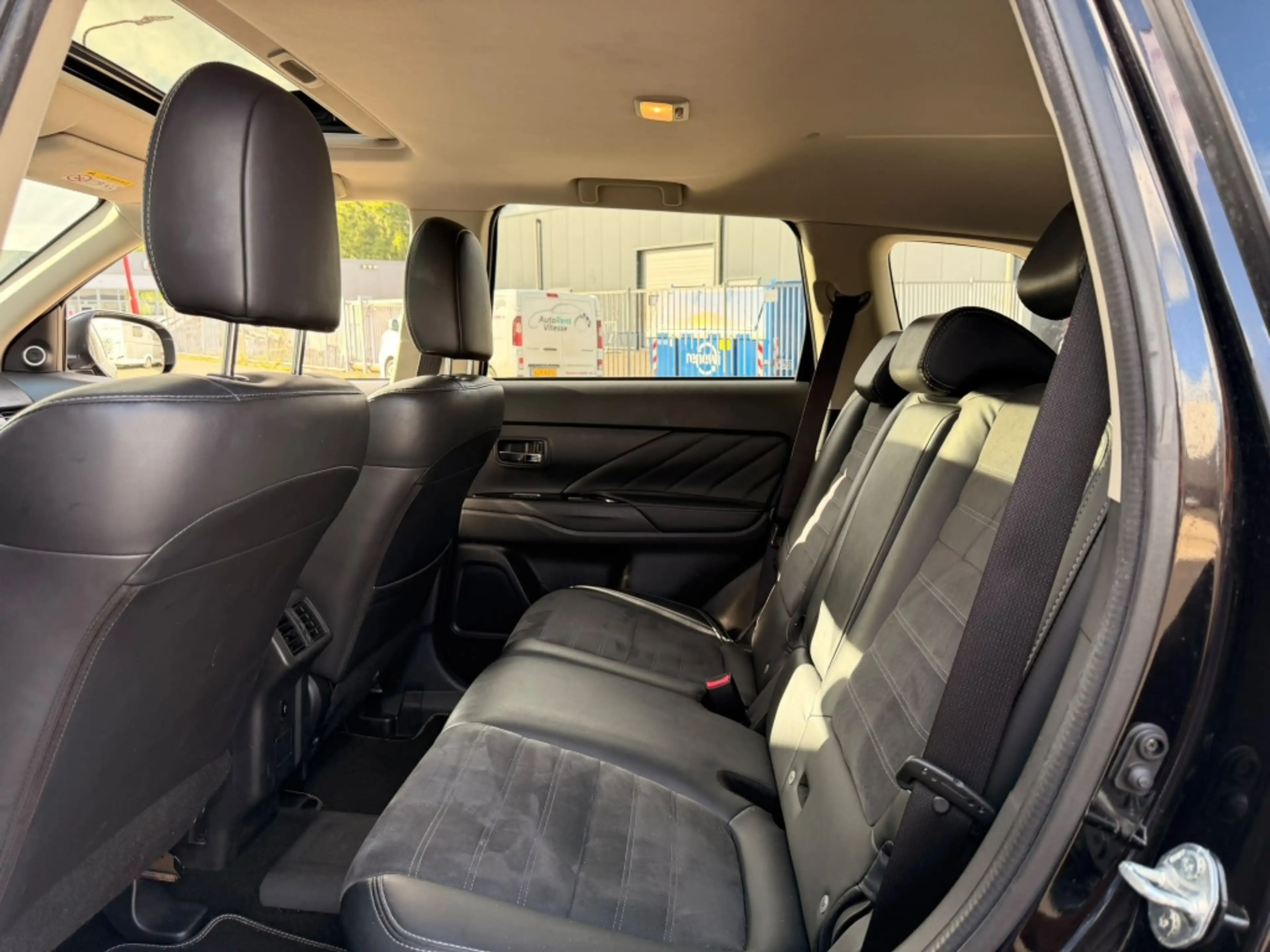 Mitsubishi Outlander 2.4 PHEV Intense+ | PANO | LEER | CARPLAY | 360''C — photo 17