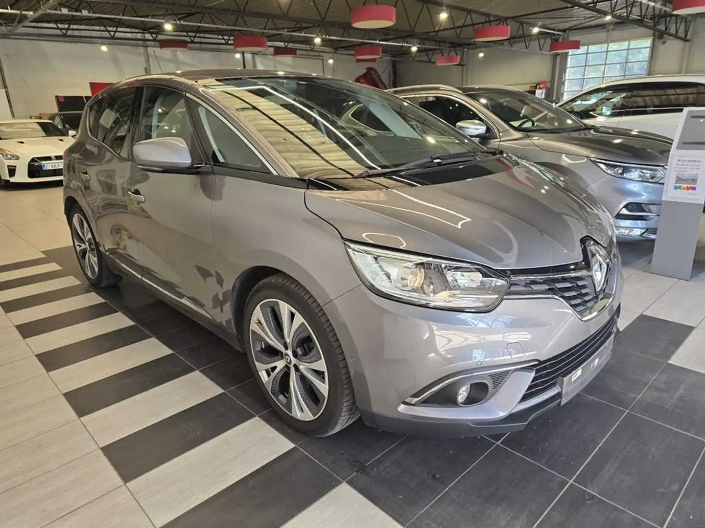 Renault Scenic 1,3TCE//140pk//GPS/Camera//Keyless* Gris - 2