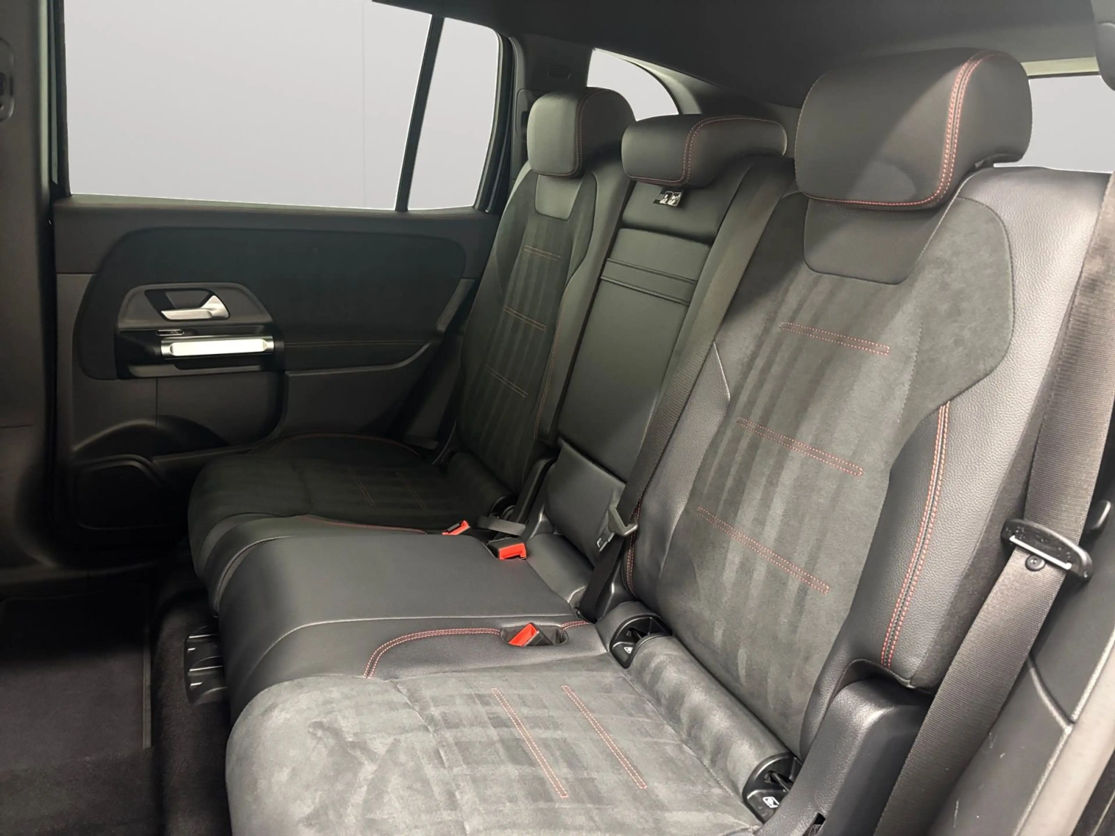 Mercedes-Benz EQB 300 300 AMG Line 4MATIC — photo 8