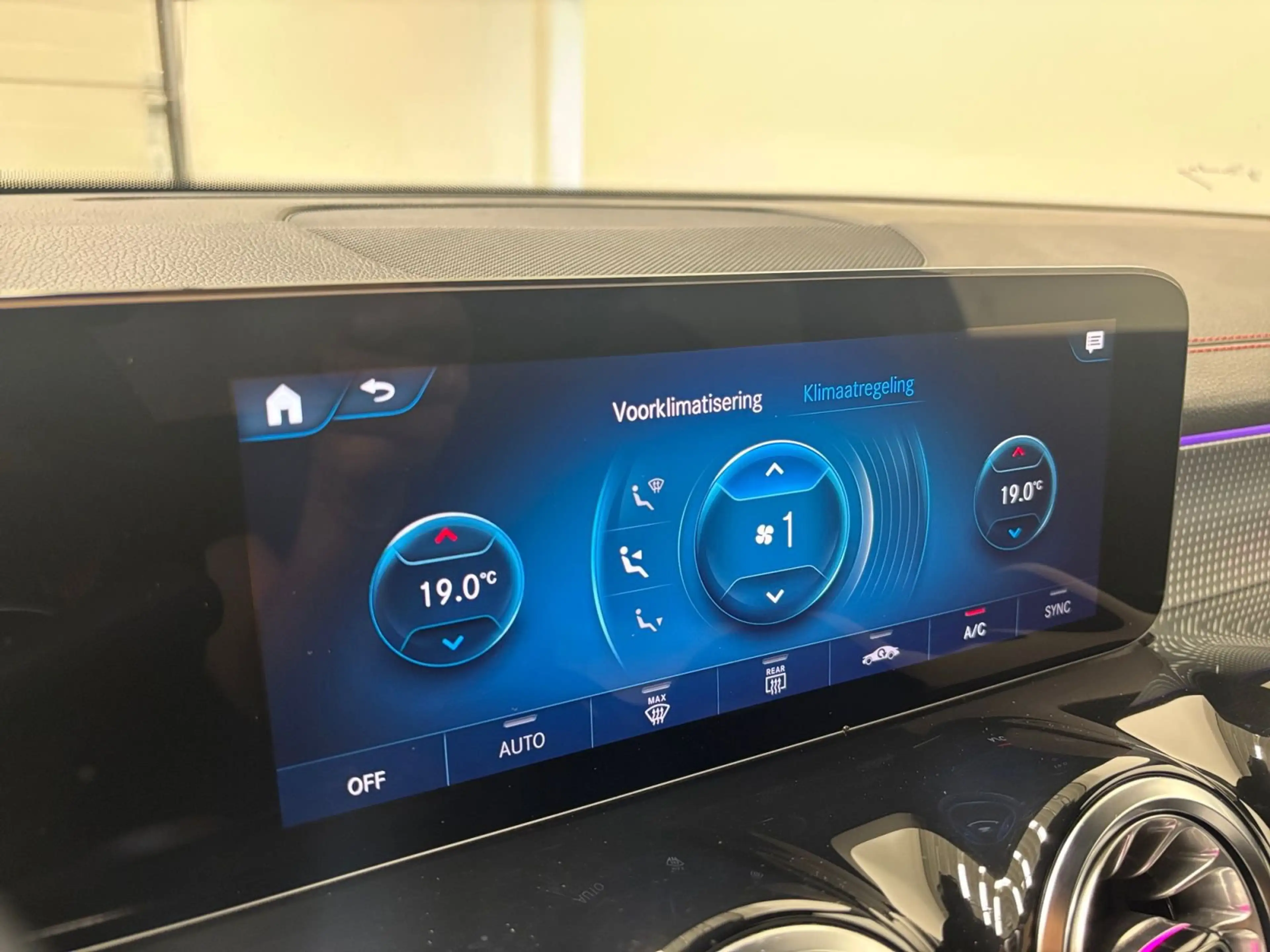 Mercedes-Benz EQB 300 300 AMG Line 4MATIC — photo 11