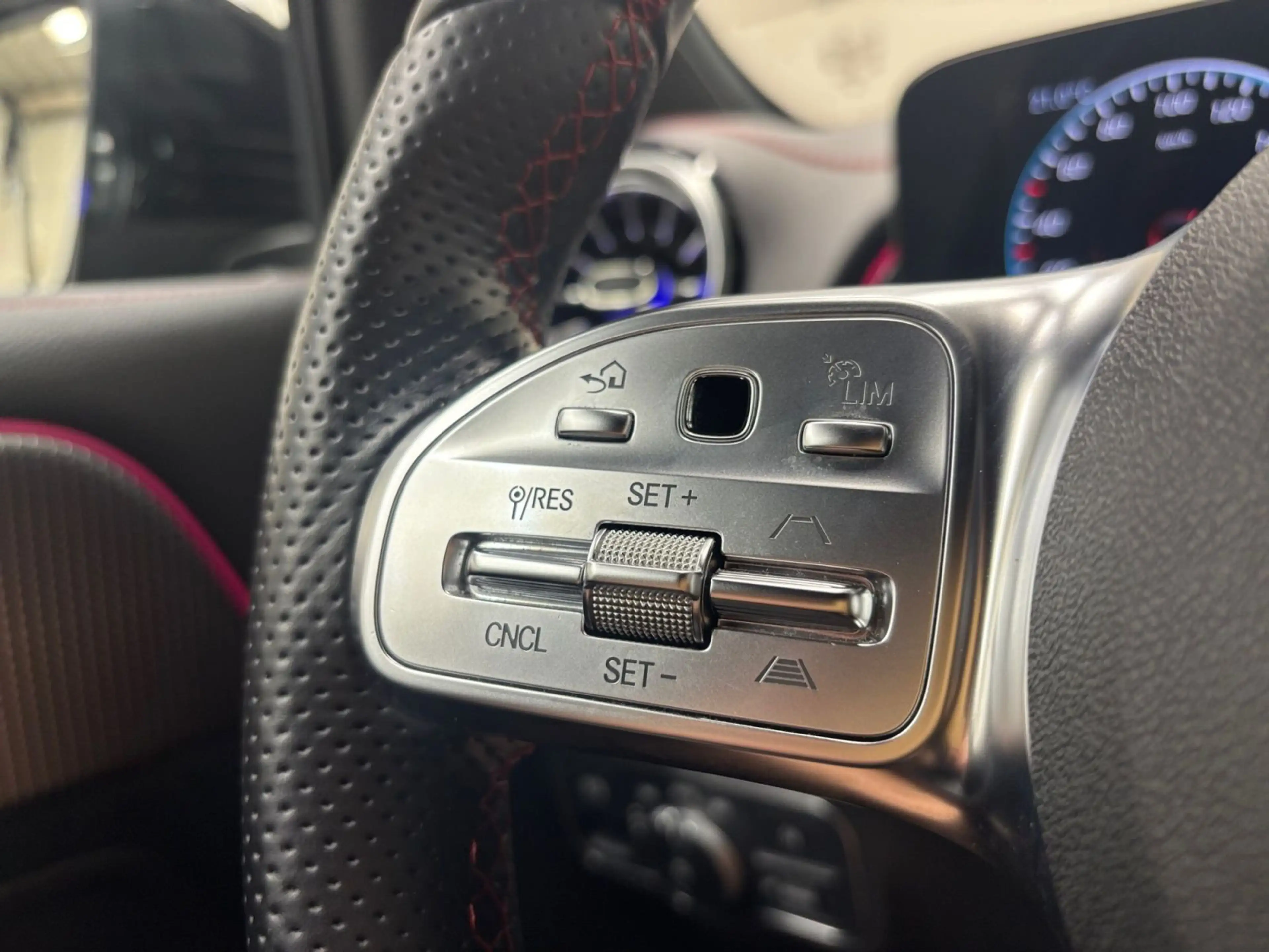 Mercedes-Benz EQB 300 300 AMG Line 4MATIC — photo 15