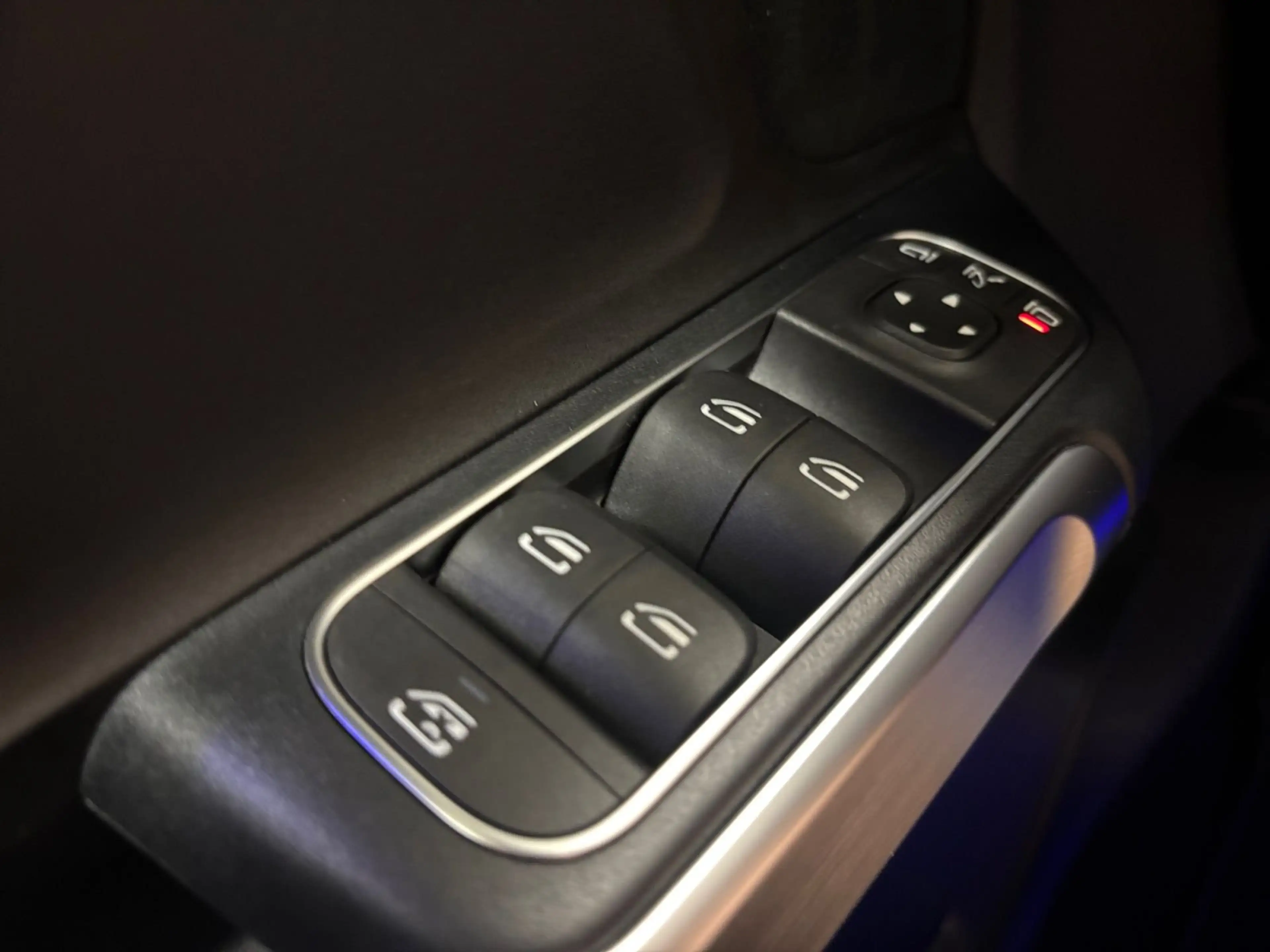 Mercedes-Benz EQB 300 300 AMG Line 4MATIC — photo 12