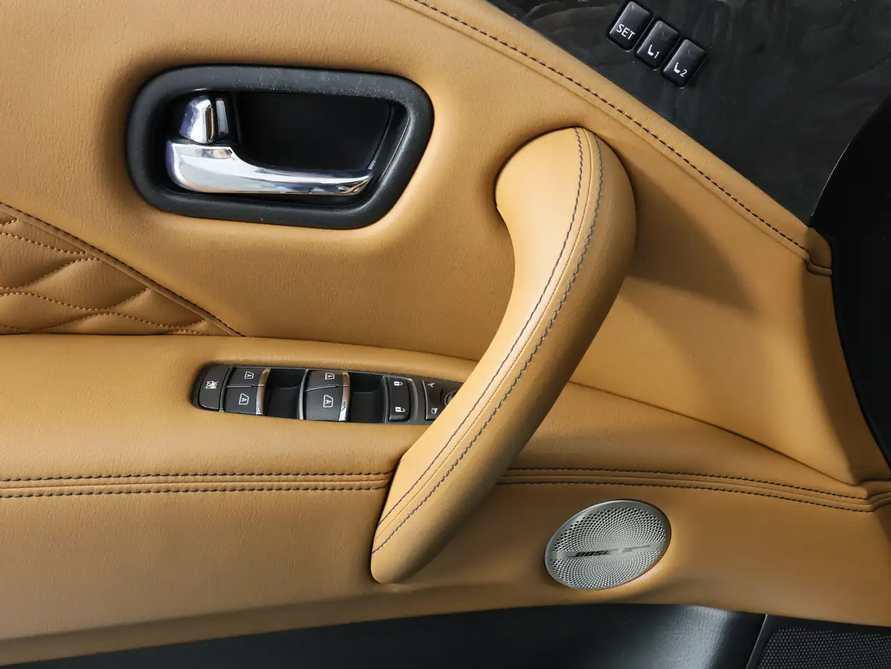 Infiniti QX80 снимка Infiniti QX80