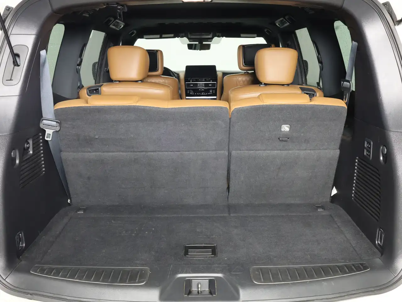 Infiniti QX80 снимка Infiniti QX80