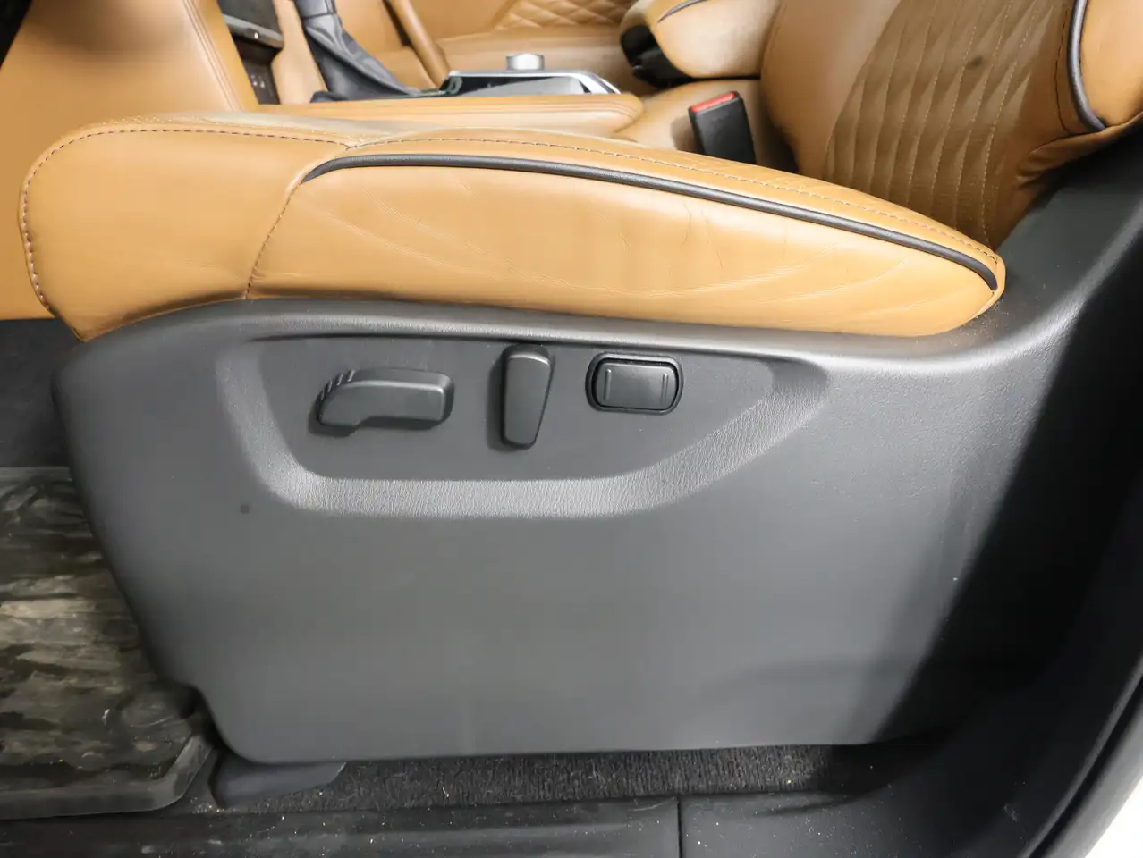 Infiniti QX80 снимка Infiniti QX80