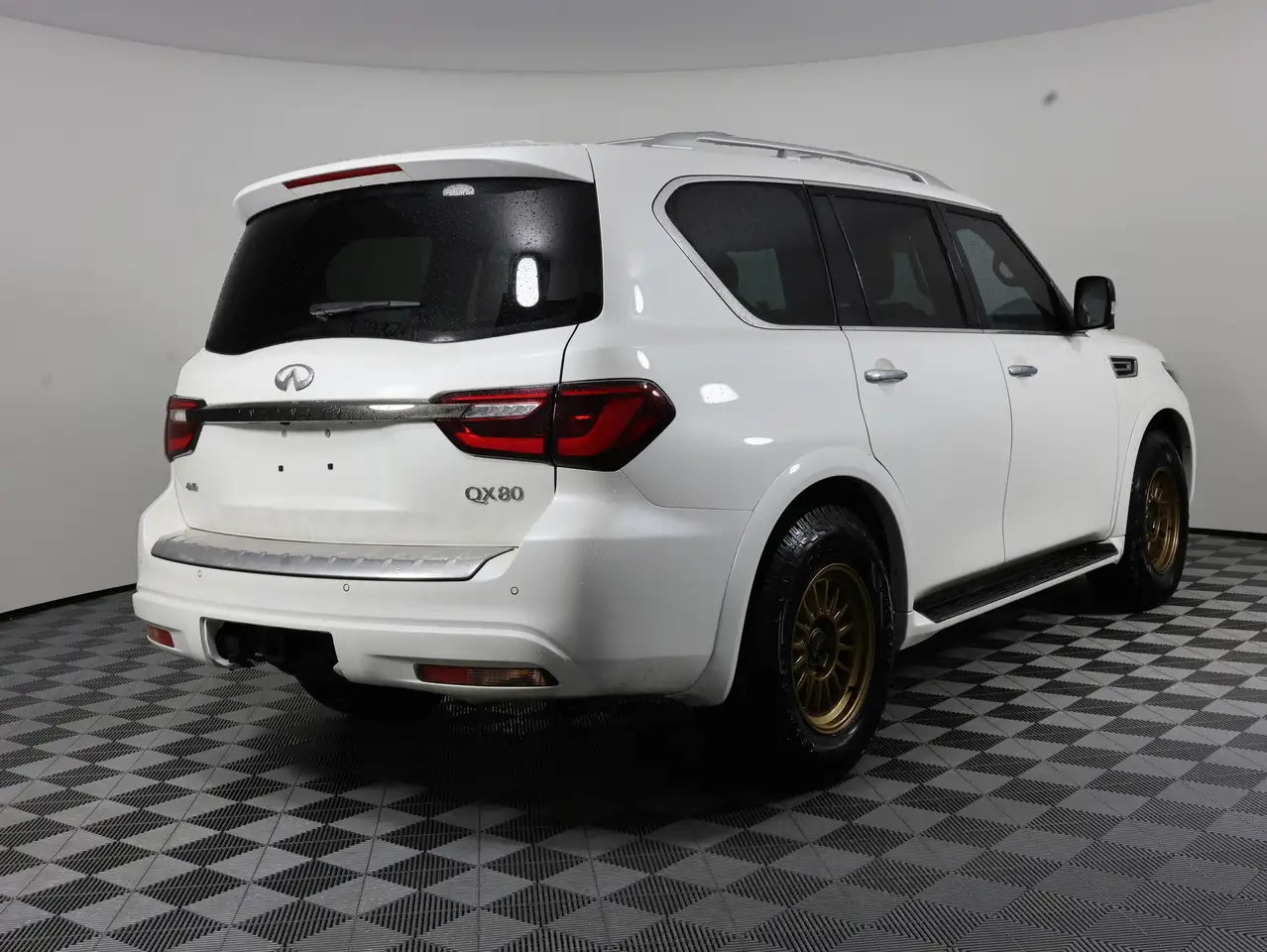 Infiniti QX80 снимка Infiniti QX80