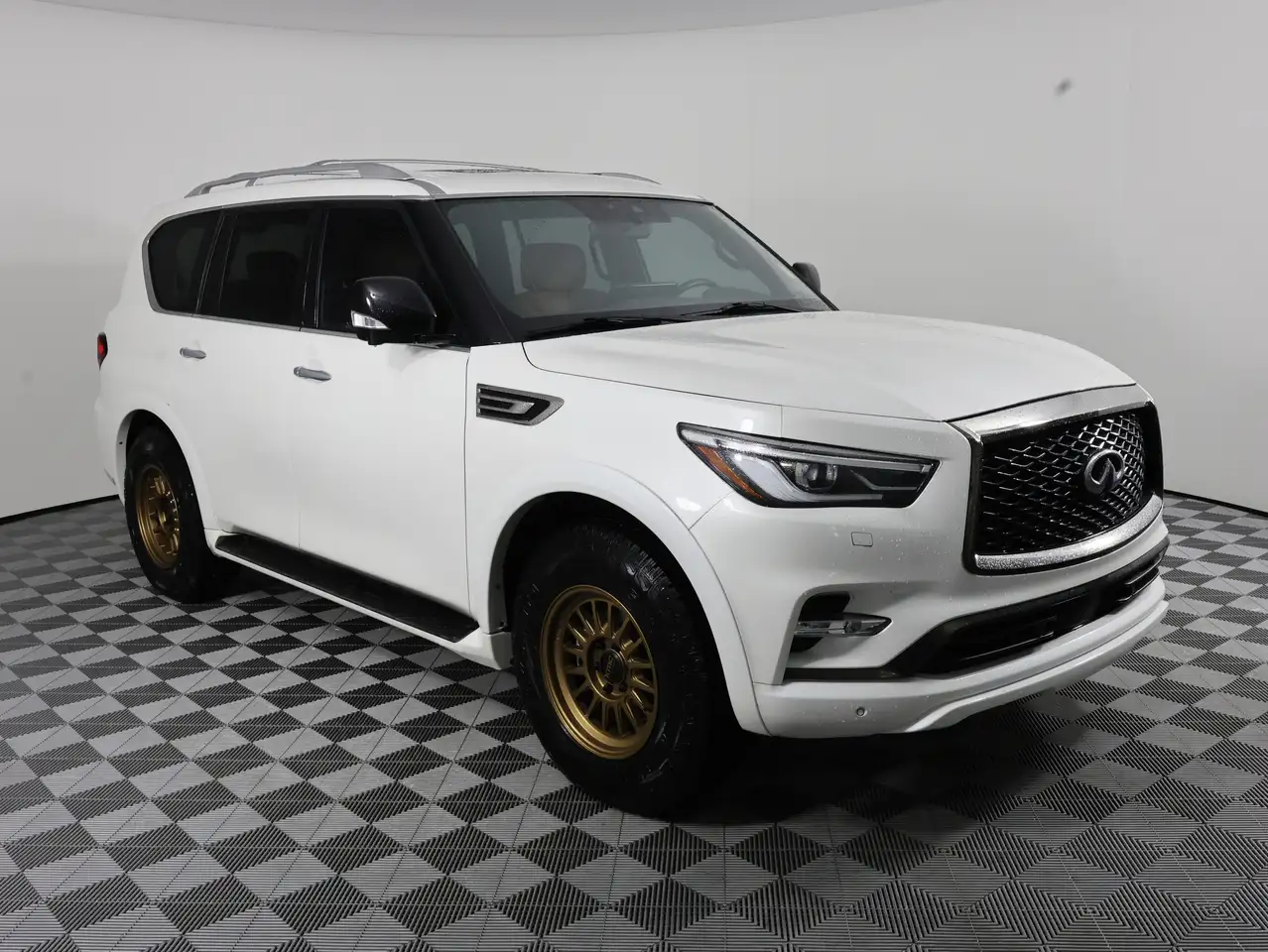 Infiniti QX80 снимка Infiniti QX80