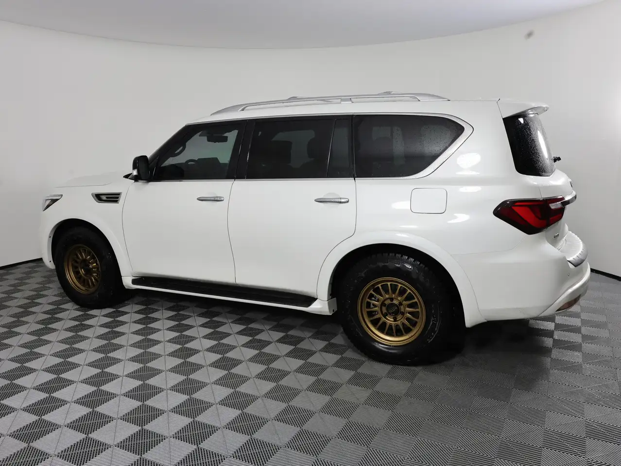 Infiniti QX80 снимка Infiniti QX80